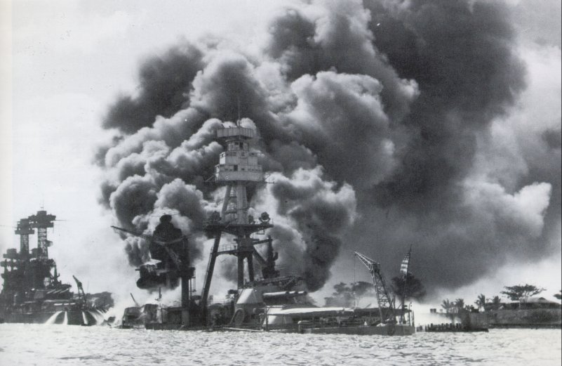 Le 7 décembre 1941,le Japon attaque Pearl Harbor - Page 6 Arizon11