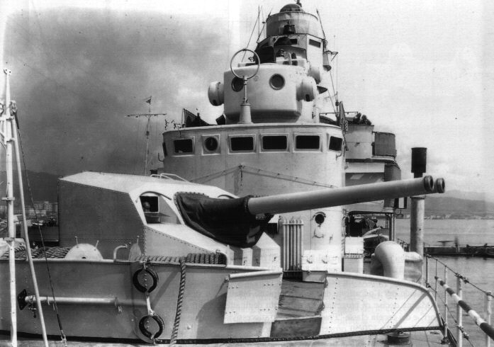 Destroyers italiens (Cacciatorpedinière) - Page 4 Carabi10