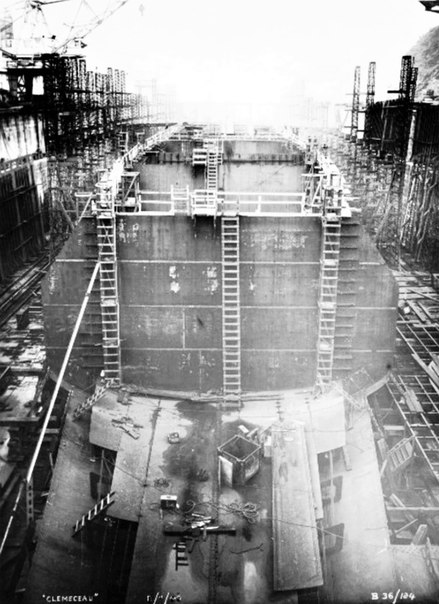Le cuirassé Clemenceau en construction à Brest en 1940 Clemen11