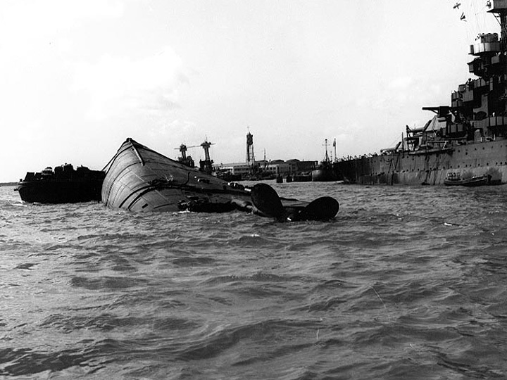Le 7 décembre 1941,le Japon attaque Pearl Harbor - Page 6 Oklaho10