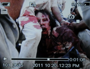 بالفيديو: مقتل "معمر القذافى" ووزير دفاعه أبوبكر يونس 1_201170