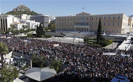 اليونان: الشرطة تفرق محتجين بالقنابل المسيلة للدموع فى "أثينا" Ouousu11