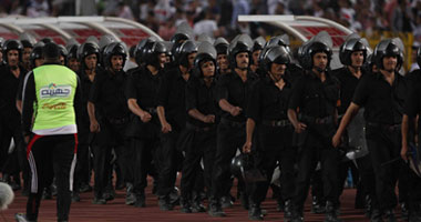 قوات الأمن تنقذ مشجع أهلاوى من أيدى جمهور الزمالك  S1020120
