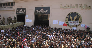 أمناء الشرطة يواصلون تظاهرهم أمام مبنى وزارة الدخلية للمطالبة بتحسين أوضاعهم S3201114