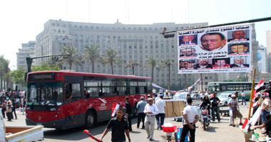 العشرات يصلون إلى التحرير للمشاركة فى جمعة  "عودوا إلى ثكناتكم" S9201119