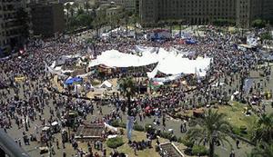 المتظاهرون فى التحرير يهتفون.. العسكر يحكم ليه.. احنا عصابة ولا ايه Tahrri10