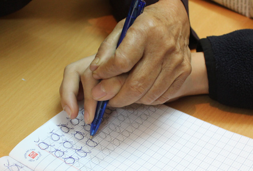 Cô giáo 80 tuổi dạy chữ cho trẻ khuyết tật Co-gia11
