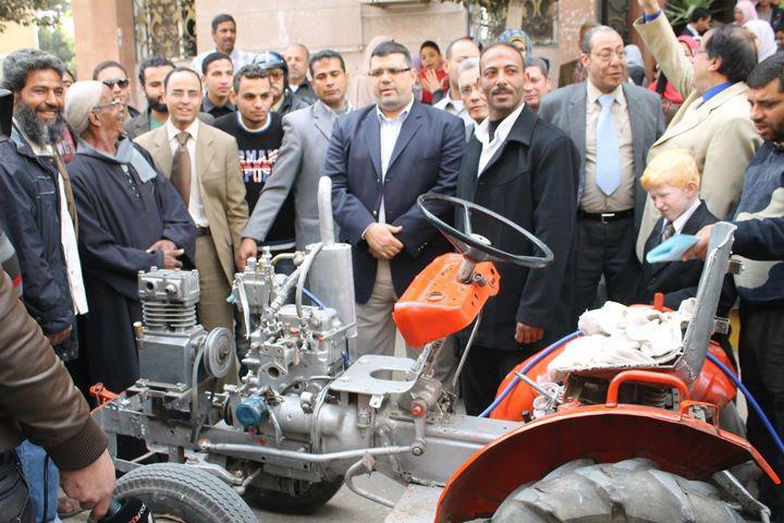 مواطن مصرى يبتكر جرار زراعي يعمل بالهواء كطاقة بديلة للوقود  42613110