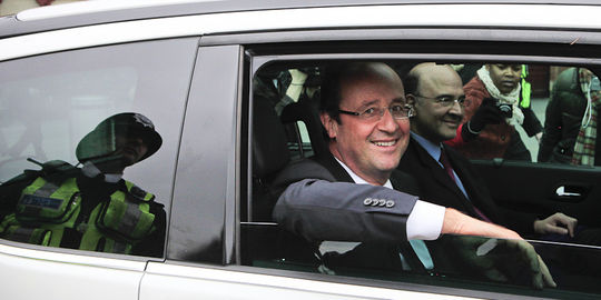 François Hollande adapte sa tactique à la guerre de mouvement sarkozienne 16498610