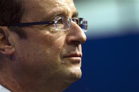 Hollande prie les dirigeants du football de faire "le ménage" 2012-018