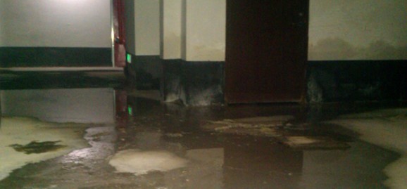 篁外的地下车库渗水问题堪忧。 Aoaa310