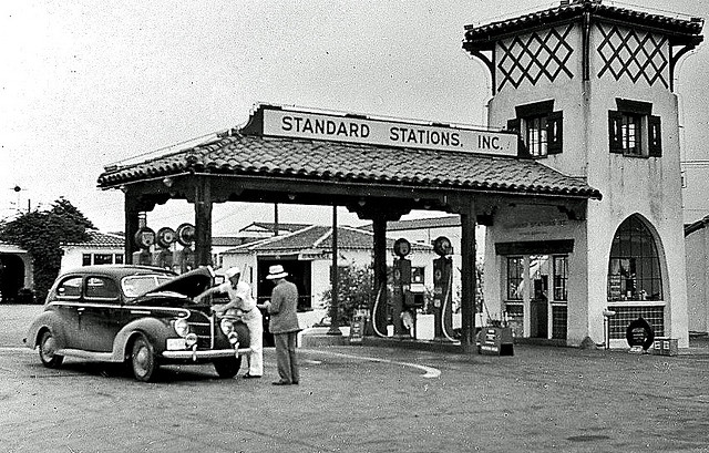 Old Gas Stations, Hotels and Car Hop Pics - Page 15 Gas_st16