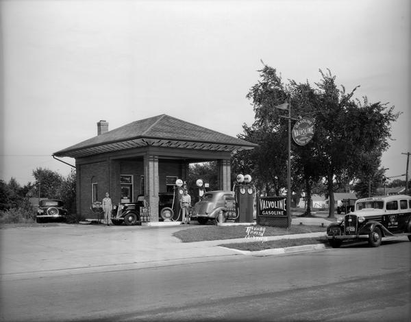 Old Gas Stations, Hotels and Car Hop Pics - Page 12 Valvol10