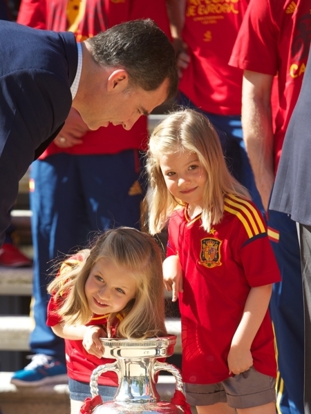Hai công chúa Tây Ban Nha làm dáng bên cúp bạc Euro 21_29_12