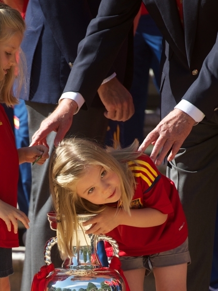 Hai công chúa Tây Ban Nha làm dáng bên cúp bạc Euro 21_29_16