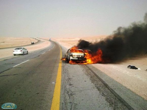 تفحم سيارة على طريق الأحساء الرياض 04fef111