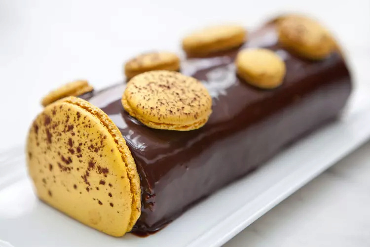 Découvrez cette recette de Bûche chocolat-passion de Pierre Hermé. 39878610