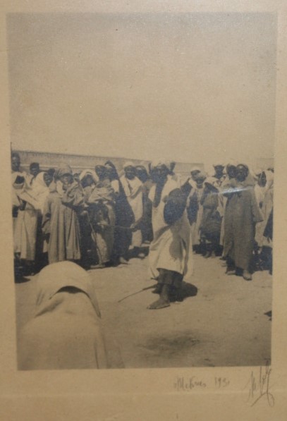 Photogravure orientaliste 1930? signature manuscrite à déchiffrer Meknes10