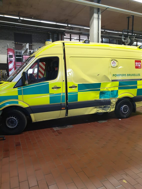 Schaerbeek : collision entre une ambulanve et une camionette (19-07-2021 + photos) A_4_cr10