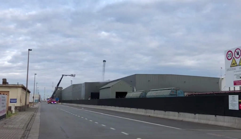 12/08/2018- Plan KTA Anvers port - Le feu reprend au port d'Anvers dans un entrepôt rempli de sulfure de nickel: les riverains doivent garder leurs fenêtres fermées Anvers12