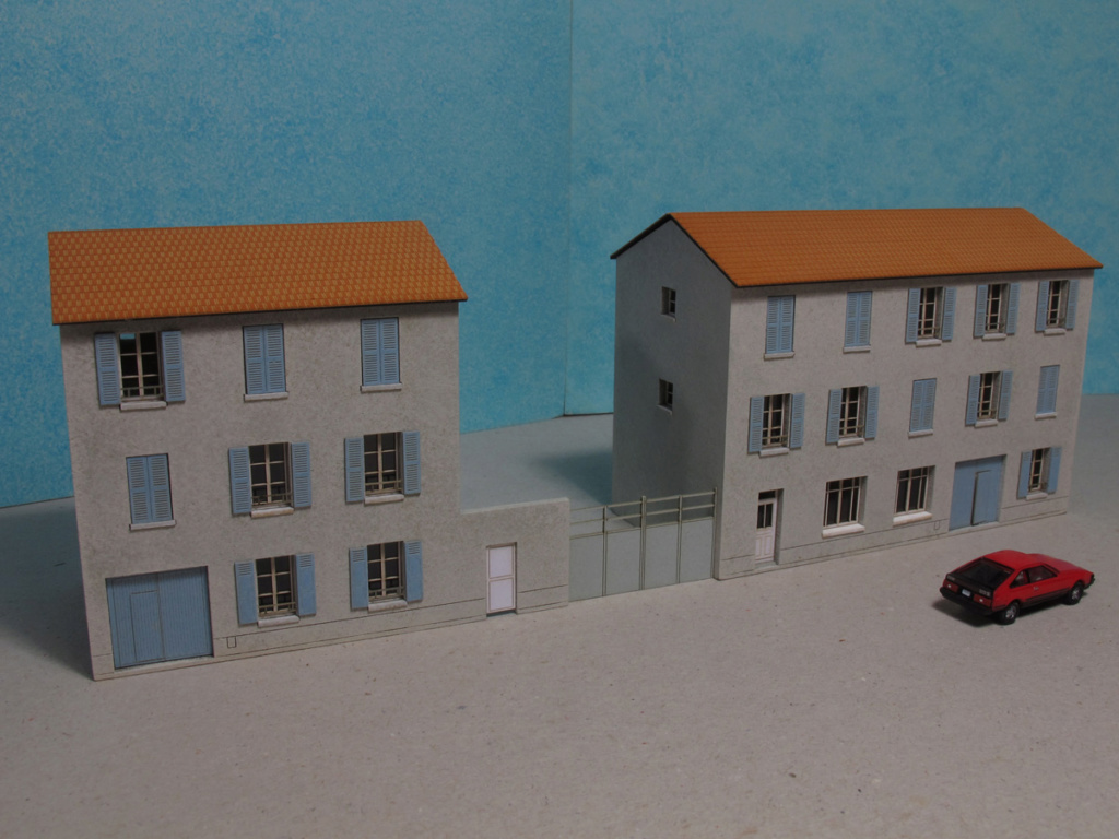 [Cités Miniatures] Maison de ville double R+2 avec cours centrale Echelle N Bv-01712