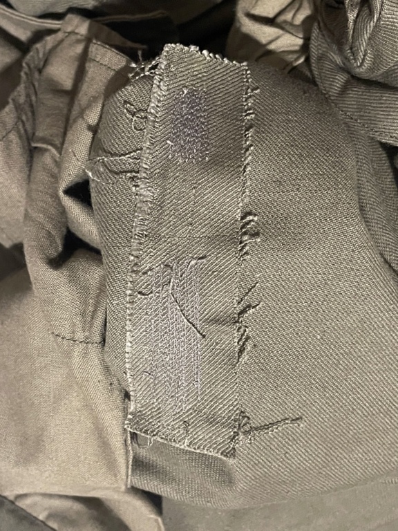 Pantalon TTA et chemise à identifier  C8908210