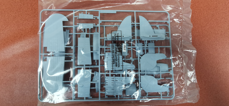 Hawker Typhoon Airfix 1/24 : configuration au sol, cockpit et armements exposés Img552