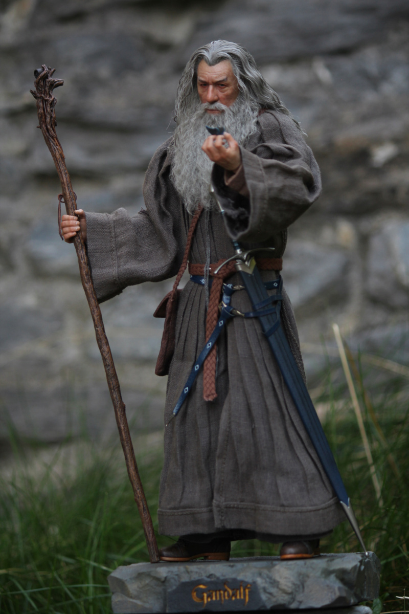 Movie - NEW PRODUCT: Queen Studios & INART: 1/6 The Lord of the Rings Gandalf (Grey Robe) Action Figure - Page 4 24856910
