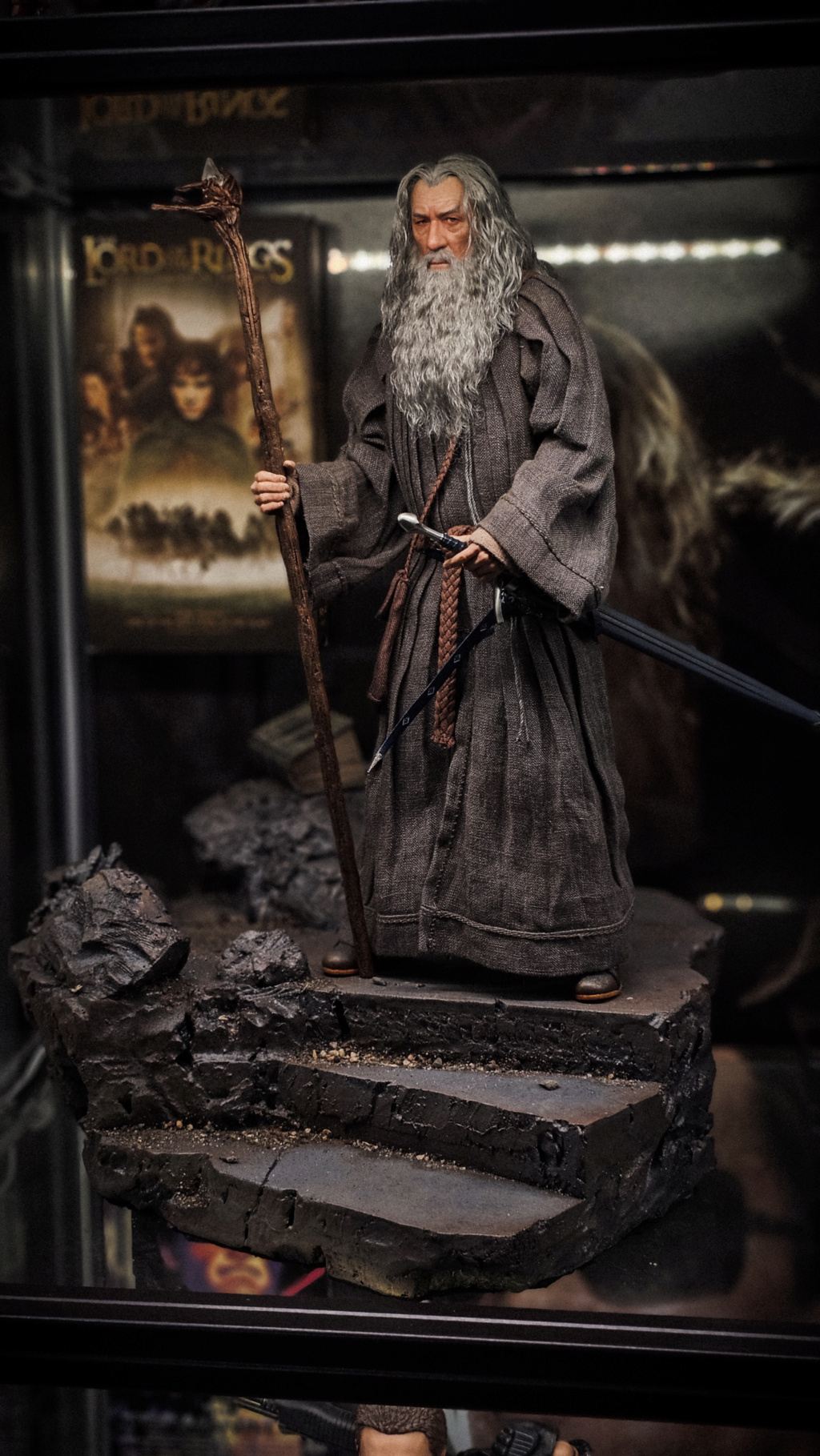 Movie - NEW PRODUCT: Queen Studios & INART: 1/6 The Lord of the Rings Gandalf (Grey Robe) Action Figure - Page 4 47715810