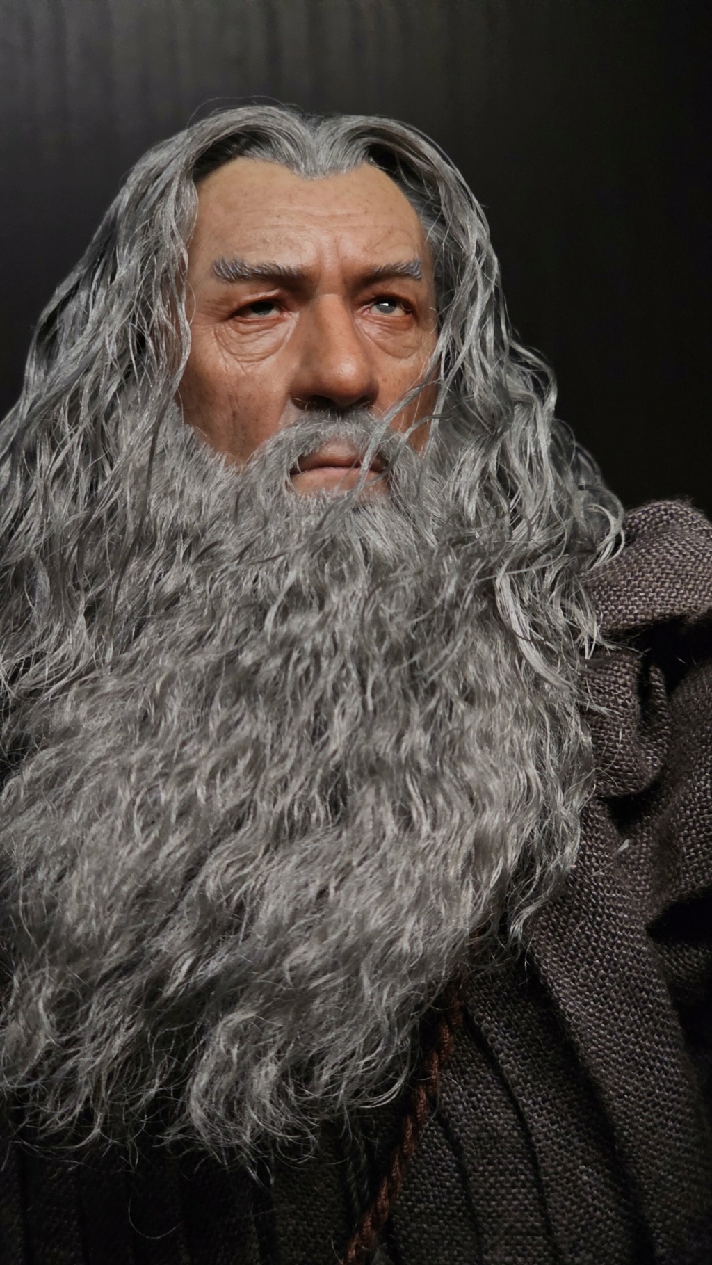 NEW PRODUCT: Queen Studios & INART: 1/6 The Lord of the Rings Gandalf (Grey Robe) Action Figure - Page 4 47740710
