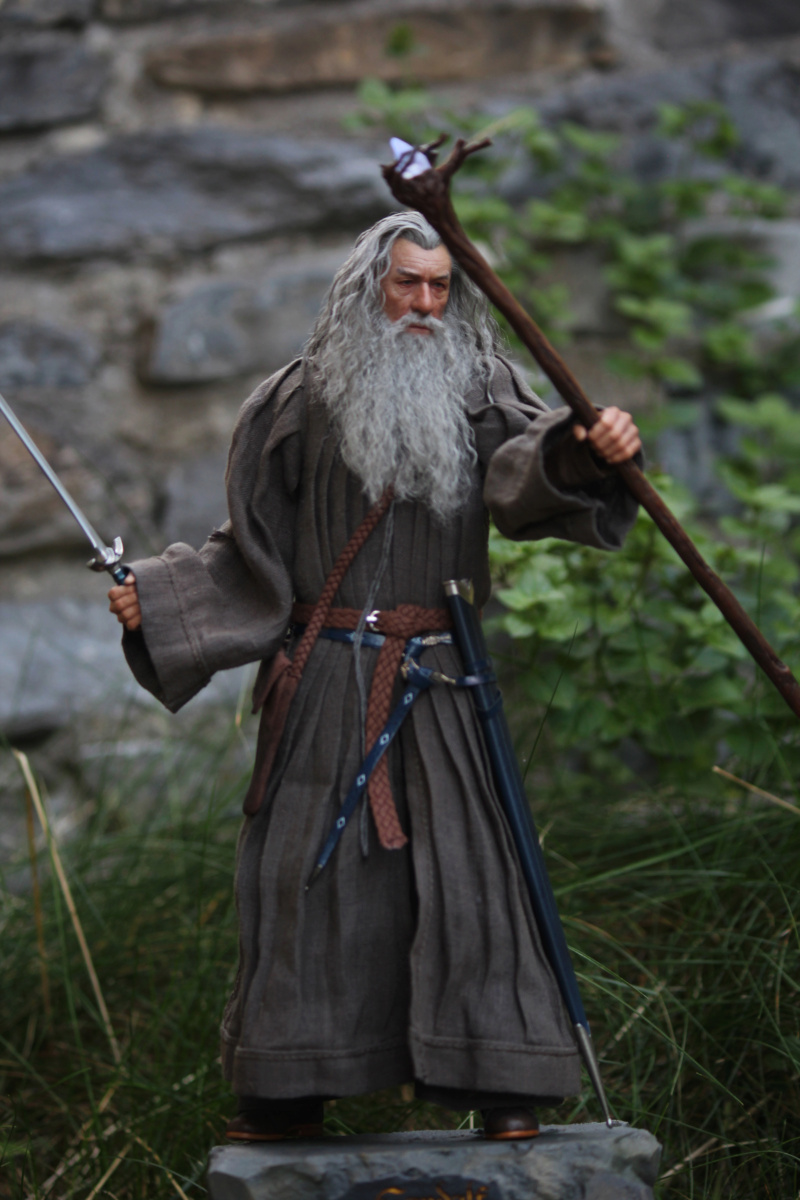 NEW PRODUCT: Queen Studios & INART: 1/6 The Lord of the Rings Gandalf (Grey Robe) Action Figure - Page 3 49a94510