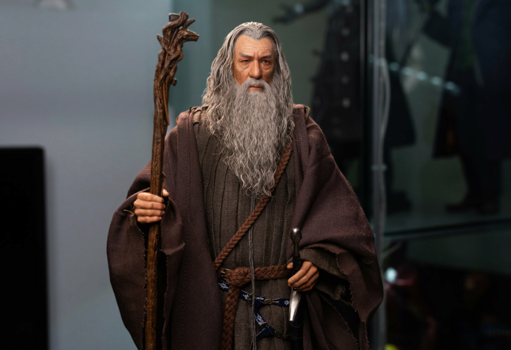 NEW PRODUCT: Queen Studios & INART: 1/6 The Lord of the Rings Gandalf (Grey Robe) Action Figure - Page 4 5121