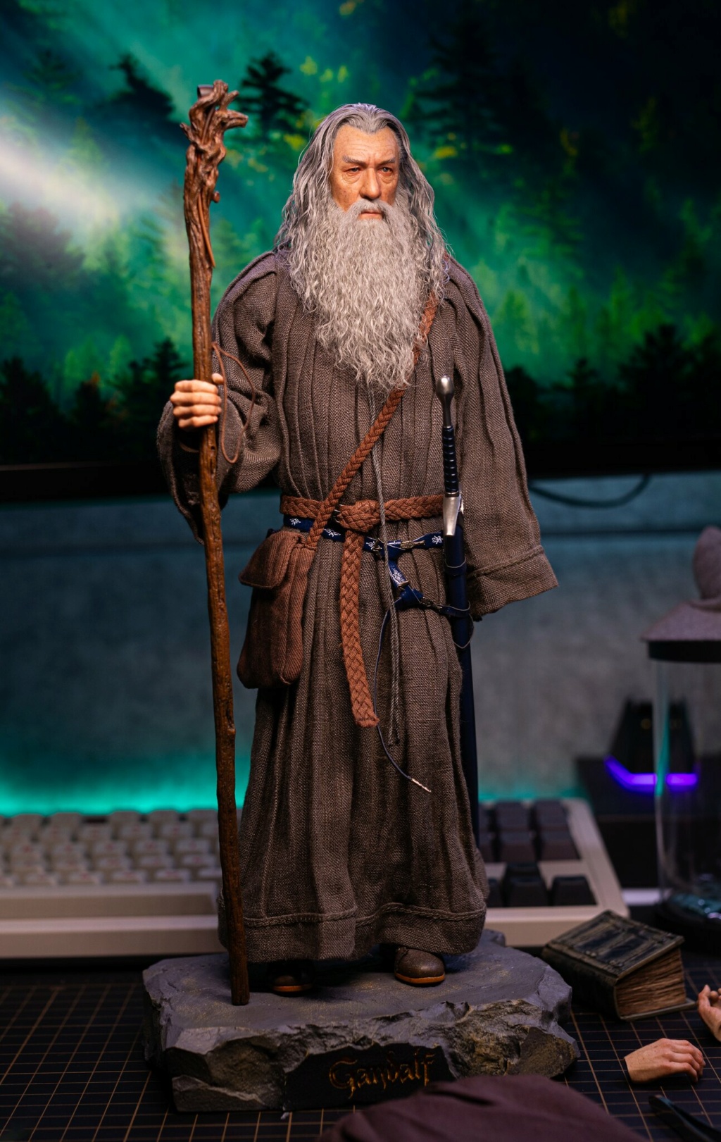 NEW PRODUCT: Queen Studios & INART: 1/6 The Lord of the Rings Gandalf (Grey Robe) Action Figure - Page 4 53247510