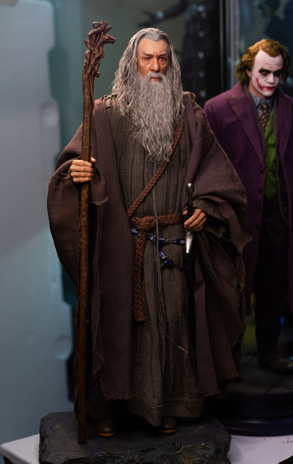 lordoftherings - NEW PRODUCT: Queen Studios & INART: 1/6 The Lord of the Rings Gandalf (Grey Robe) Action Figure - Page 4 53254810