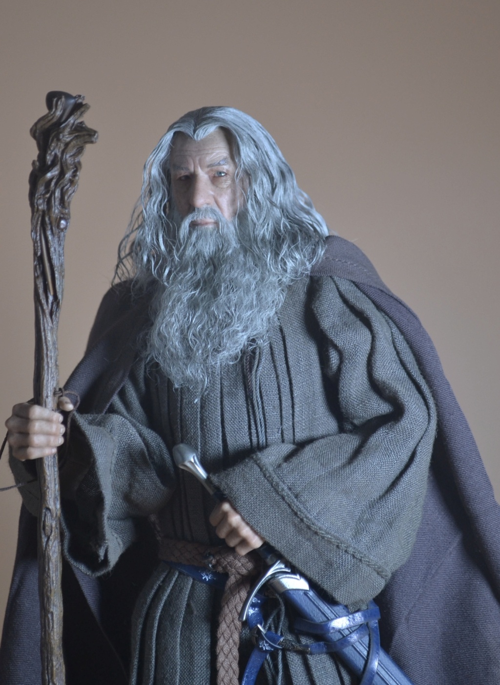 Movie - NEW PRODUCT: Queen Studios & INART: 1/6 The Lord of the Rings Gandalf (Grey Robe) Action Figure - Page 4 _dsc3924