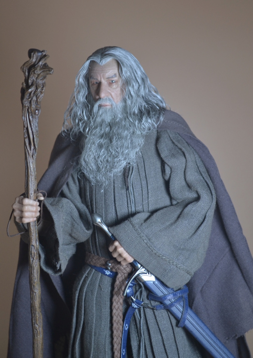 Movie - NEW PRODUCT: Queen Studios & INART: 1/6 The Lord of the Rings Gandalf (Grey Robe) Action Figure - Page 4 _dsc3925