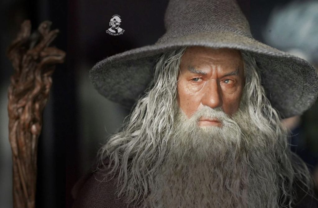 NEW PRODUCT: Queen Studios & INART: 1/6 The Lord of the Rings Gandalf (Grey Robe) Action Figure - Page 3 Img_6021