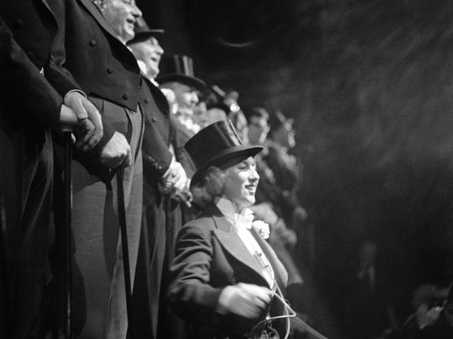 Vera Lynn and Shirley Eaton - The Royal Variety Performance 1960 Vera_l11