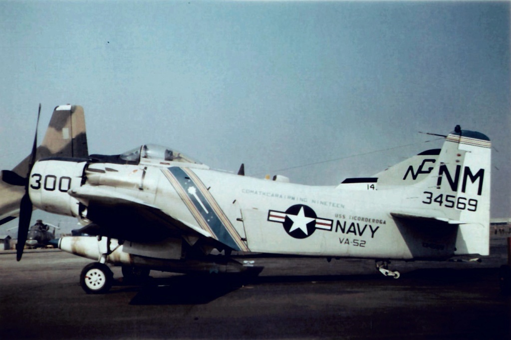 skyraider - [GB Vietnam] A-1H Skyraider [Monogram] 134569  VA-52 "Knight Riders" à bord de l'USS Ticonderoga en 1967 Dougla10