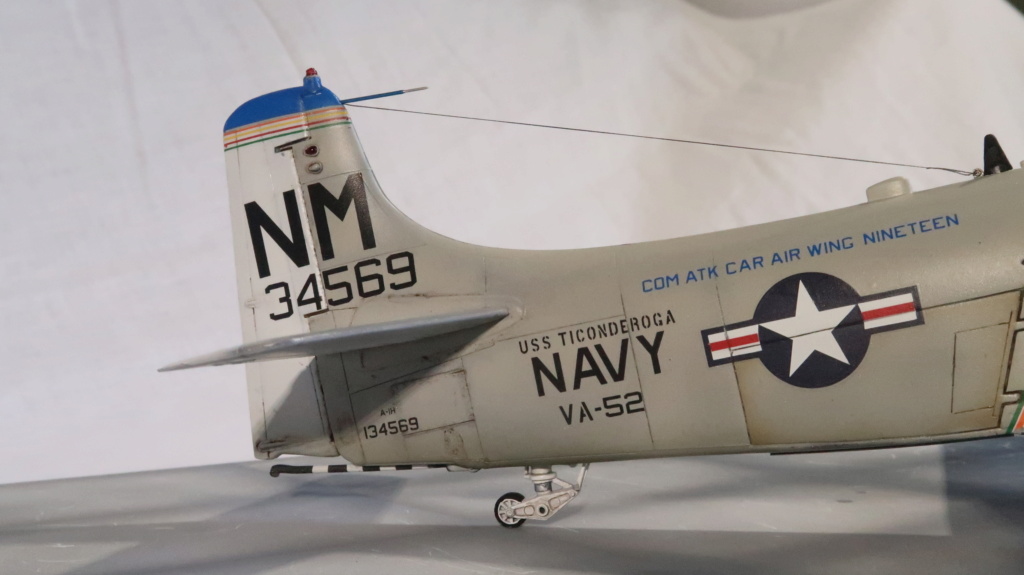 [GB Vietnam] A-1H Skyraider [Monogram] 1/48 - 134569  VA-52 "Knight Riders" à bord de l'USS Ticonderoga en 1967 Img_9815