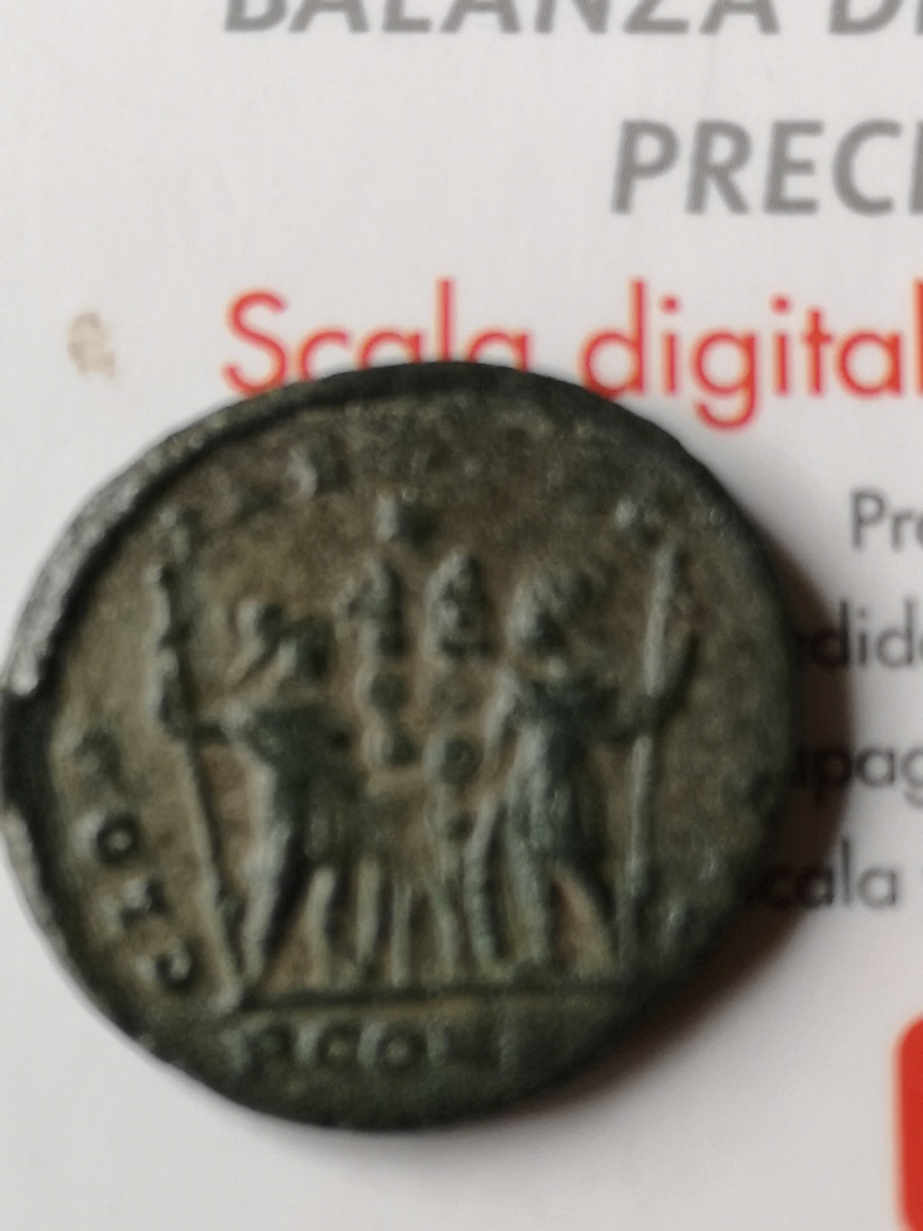 AE3 de Constantino I. GLORIA EXERCITVS. Soldados entre 2 estandartes. Arlés 16332511