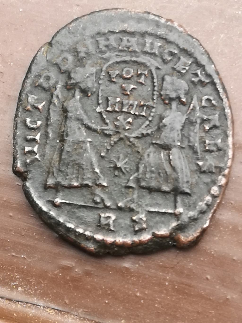 AE2 de Decencio. VICT DD NN AVG ET CAES. Dos victorias estantes y enfrentadas. Roma. 16474214