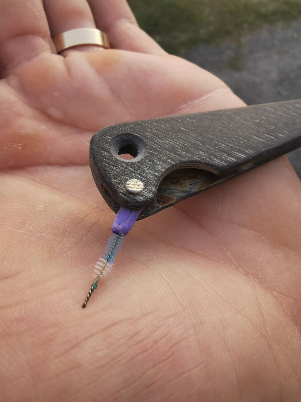Un outil pour enlever les restes d'amorces + une mini brosse à cheminées  Img_2063