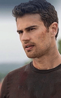 Theo James 2_113