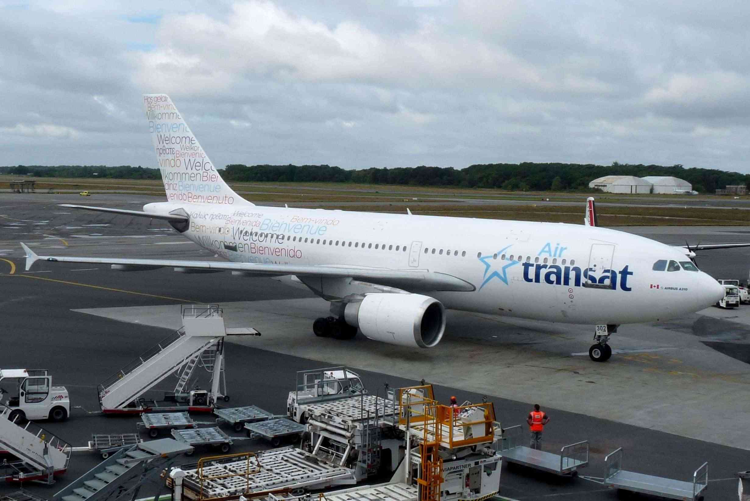 [19/07/2011] Airbus A310 (C-GLAT) Air Transat n/cs P1070810