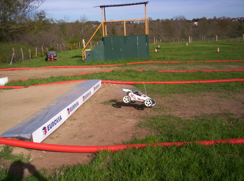Et ça continue!!!...Construction du podium!!!: 100_2140