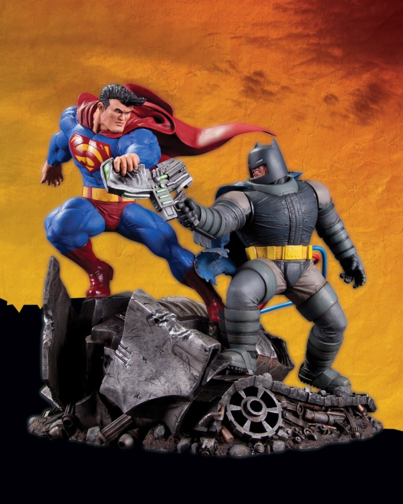 THE DARK KNIGHT RETURNS - Superman VS Batman Statue  Tdkr_s10