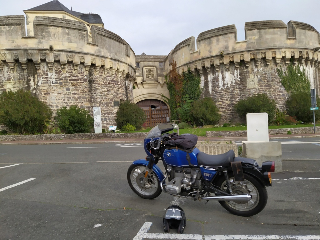 Photos de vous et de votre moto devant ....un château  - Page 24 Img_2078