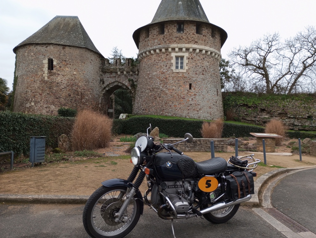 Photos de vous et de votre moto devant ....un château  - Page 24 Img_2219