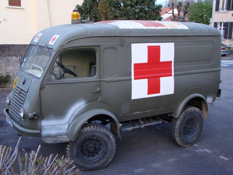 vieille ambulance renault Dsc02620